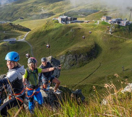 Auf dem Bild ist zu sehen, wie eine Gruppe auf dem Abenteuerberg Schlossalm beim klettern Spaß hat.