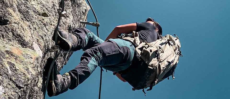 Dieses Bild zeigt einen Mann, der einen Klettersteig auf den Laabkopf in Gastein begeht