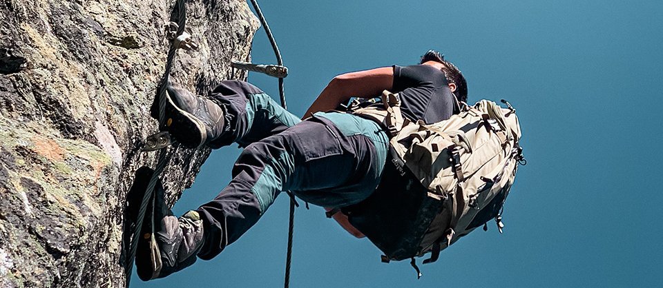 Dieses Bild zeigt einen Mann, der einen Klettersteig auf den Laabkopf in Gastein begeht