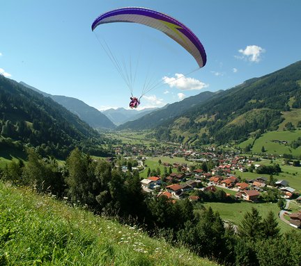 Dieses Bild zeigt einen Paragleiter über Dorfgastein