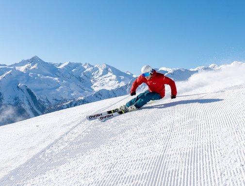 Skifahrer carved über die Pisten in Skigastein
