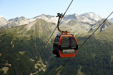Dieses Bild zeigt eine Gondel der Stubnerkogelbahn im Sommer