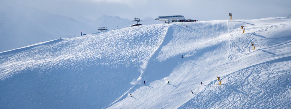Die Piste H7 auf der Schlossalm mit der Kasereben-Bergstation