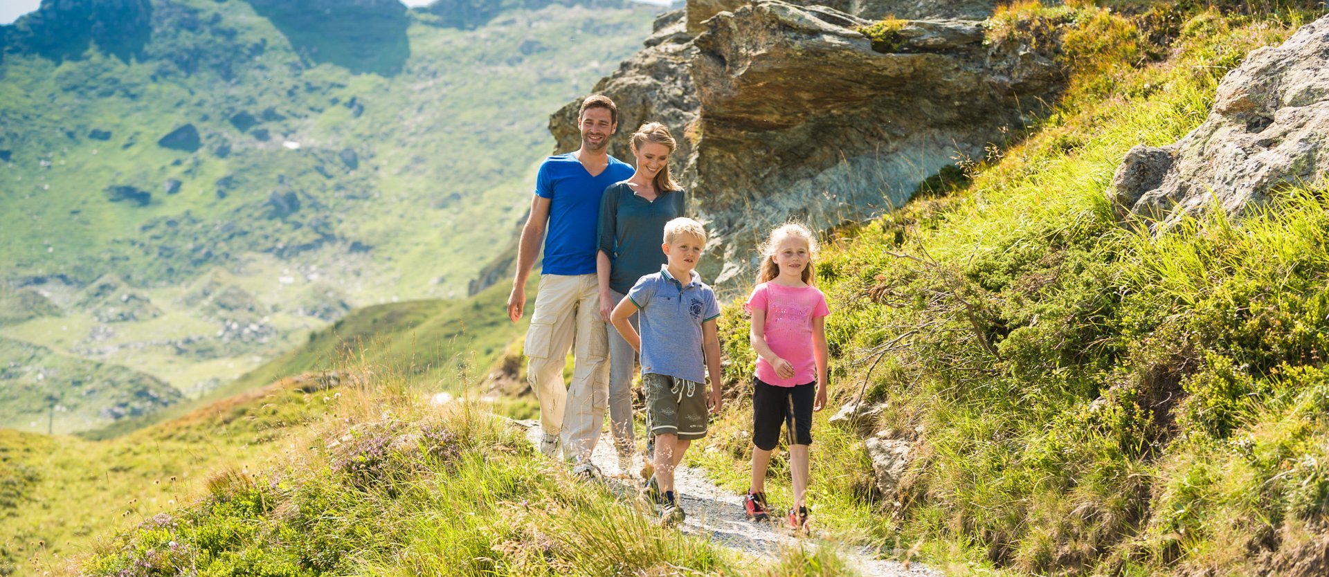 Eine Familie mit Kindern wandert im Sommer in Gastein