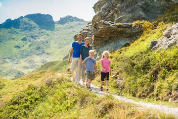 Eine Familie mit Kindern wandert im Sommer in Gastein