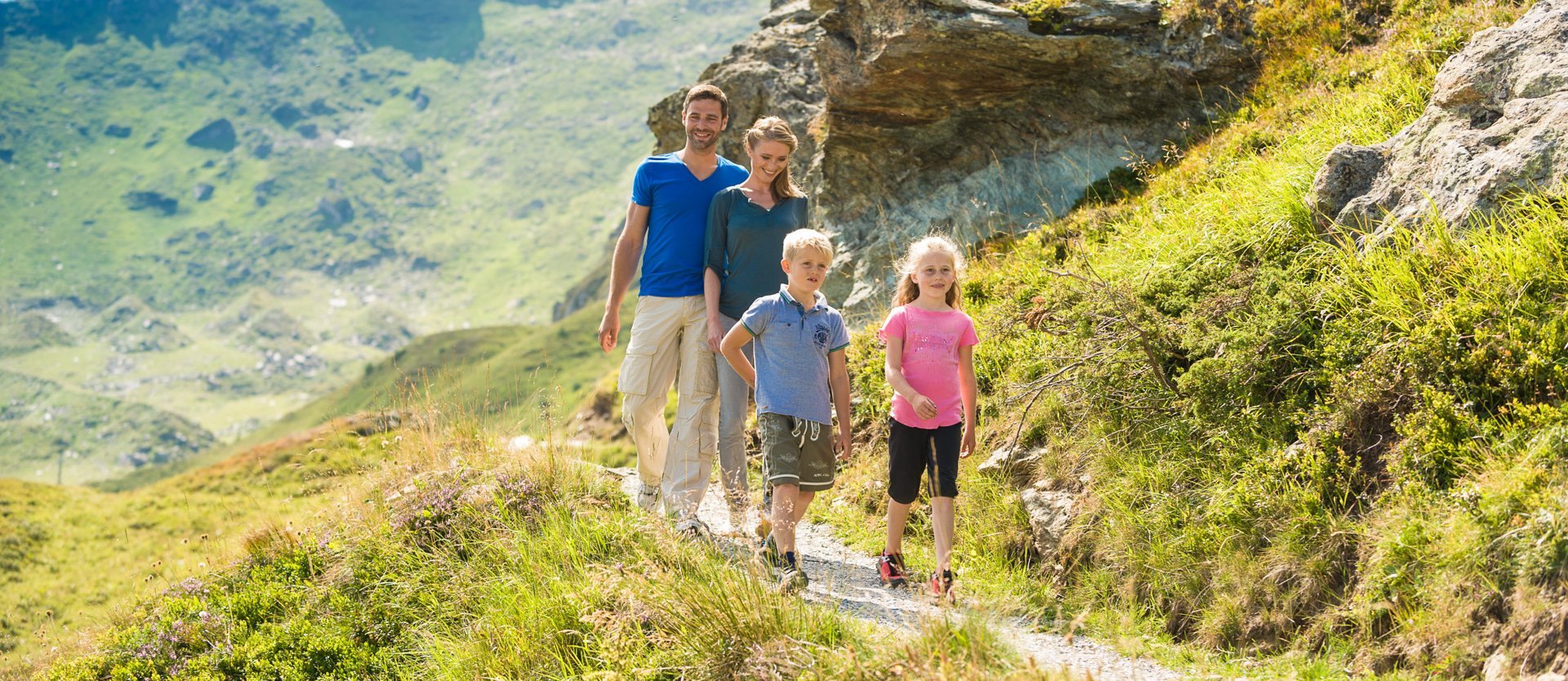 Eine Familie mit Kindern wandert im Sommer in Gastein