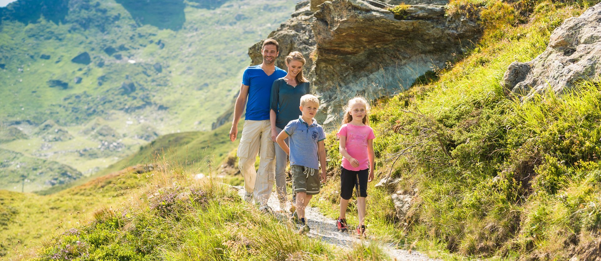 Eine Familie mit Kindern wandert im Sommer in Gastein
