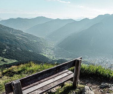 Dieses Bild zeigt eine Bank in Gastein mit Aussicht auf das Tal 