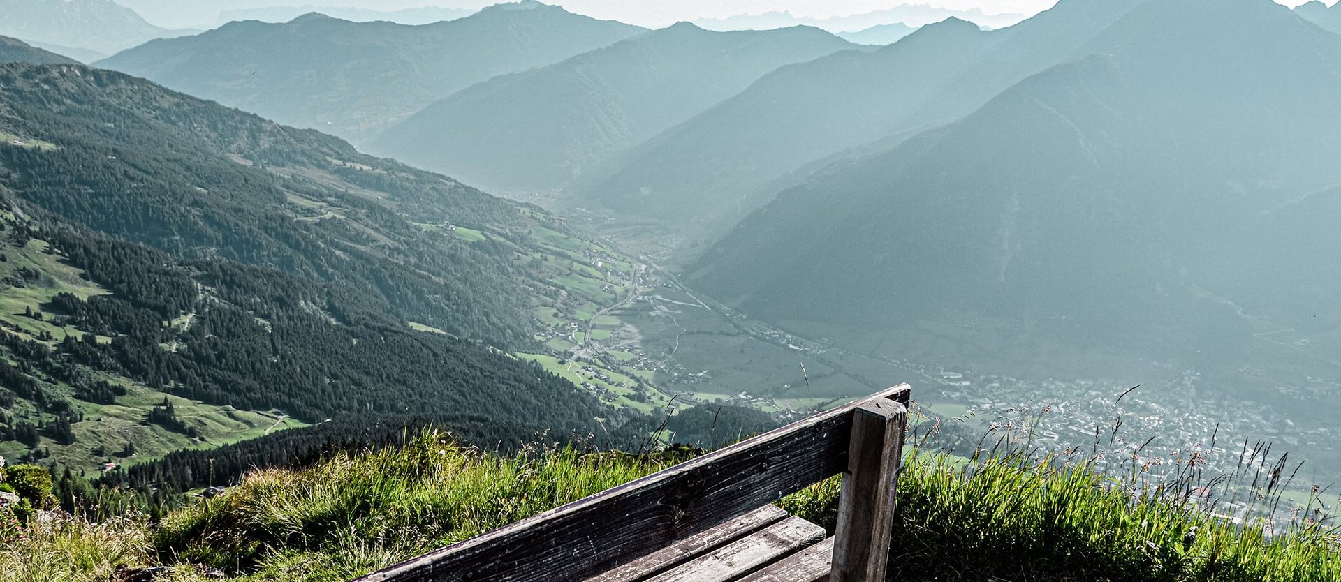 Dieses Bild zeigt eine Bank in Gastein mit Aussicht auf das Tal 