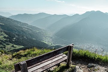 Dieses Bild zeigt eine Bank in Gastein mit Aussicht auf das Tal 