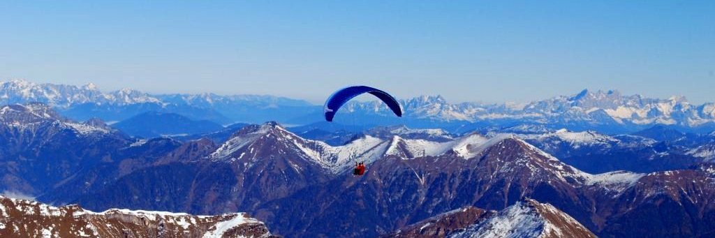 Dieses Bild zeigt einen Paragleiter über Gastein