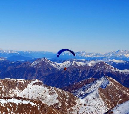 Dieses Bild zeigt einen Paragleiter über Gastein