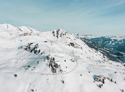 Winterwanderweg auf der Schlossalm mit Hofgasteinerhaus und Schlossalmblick