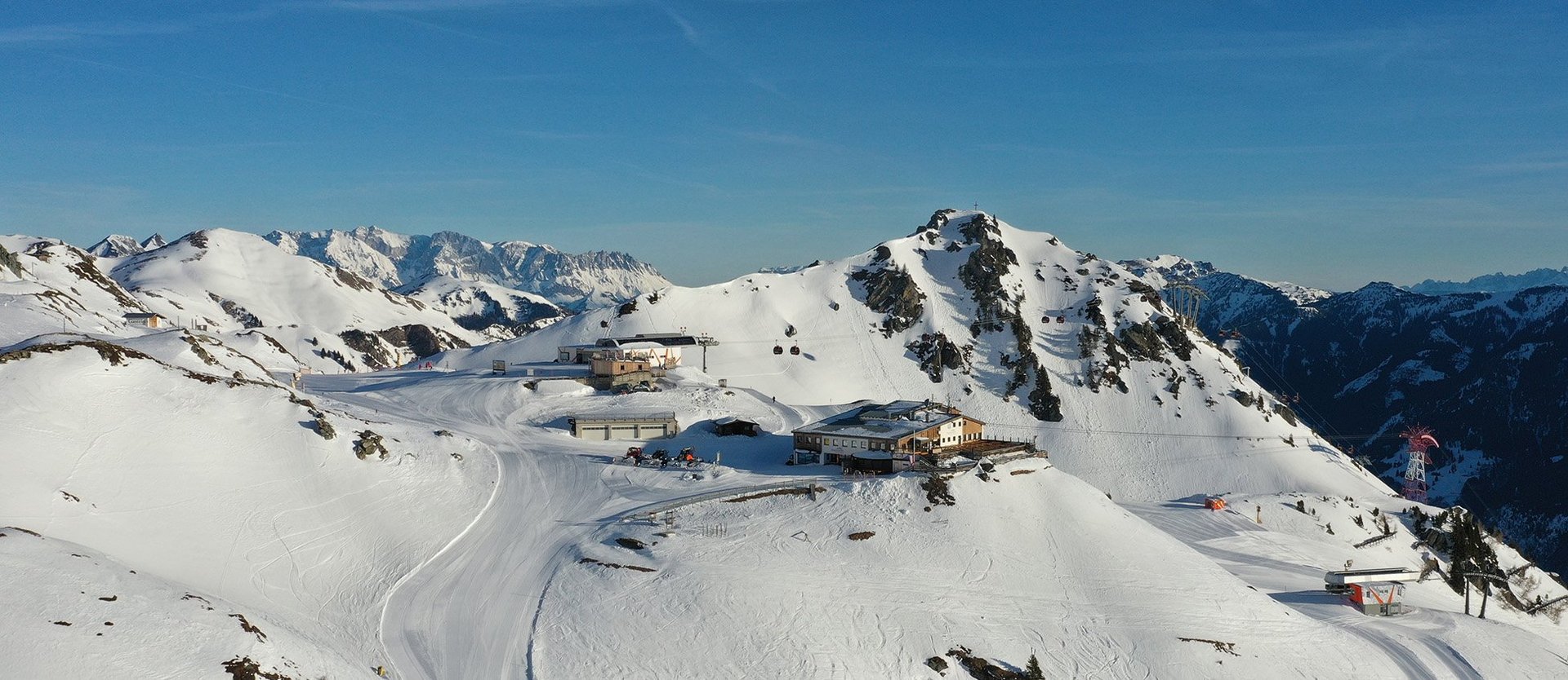 Drohnenaufnahme des Bergrestaurants Bergstation auf der Schlossalm im Winter