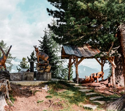 Dieses Bild zeigt Holzfiguren am Zirbenweg auf dem Graukogel