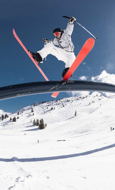 Skifahrer beim Tricks machen im Snowpark am Stubnerkogel