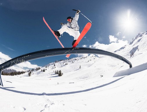 Skifahrer beim Tricks machen im Snowpark am Stubnerkogel