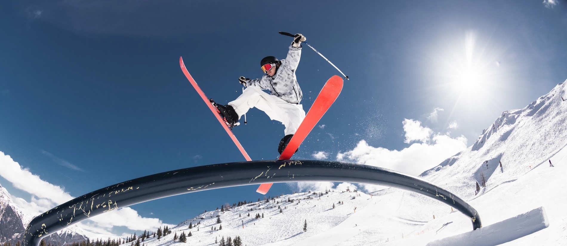 Skifahrer beim Tricks machen im Snowpark am Stubnerkogel