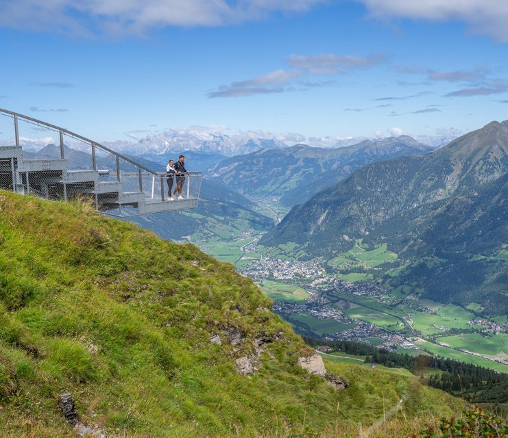 Die Aussichtsplattform Talblick im Sommer mit einem Pärchen