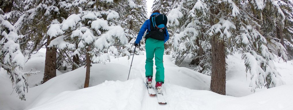 Dieses Bild zeigt einen Skitour-Geher auf dem Graukogel