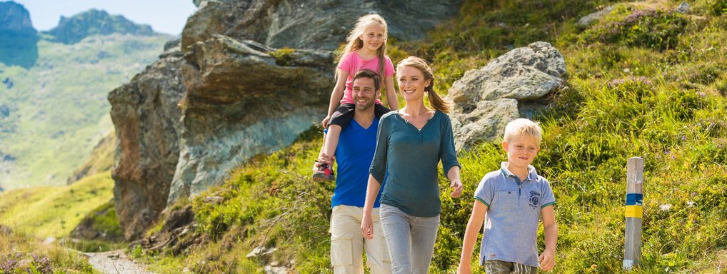 Eine Familie mit Kindern wandert im Sommer in Gastein