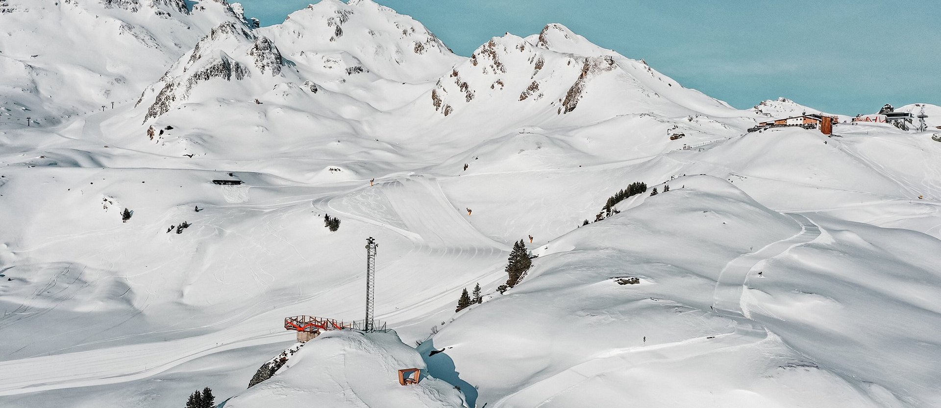 Der Schlossalmblick mit der Piste H4 vor traumhaftem Winter-Bergpanorama