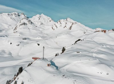 Der Schlossalmblick mit der Piste H4 vor traumhaftem Winter-Bergpanorama