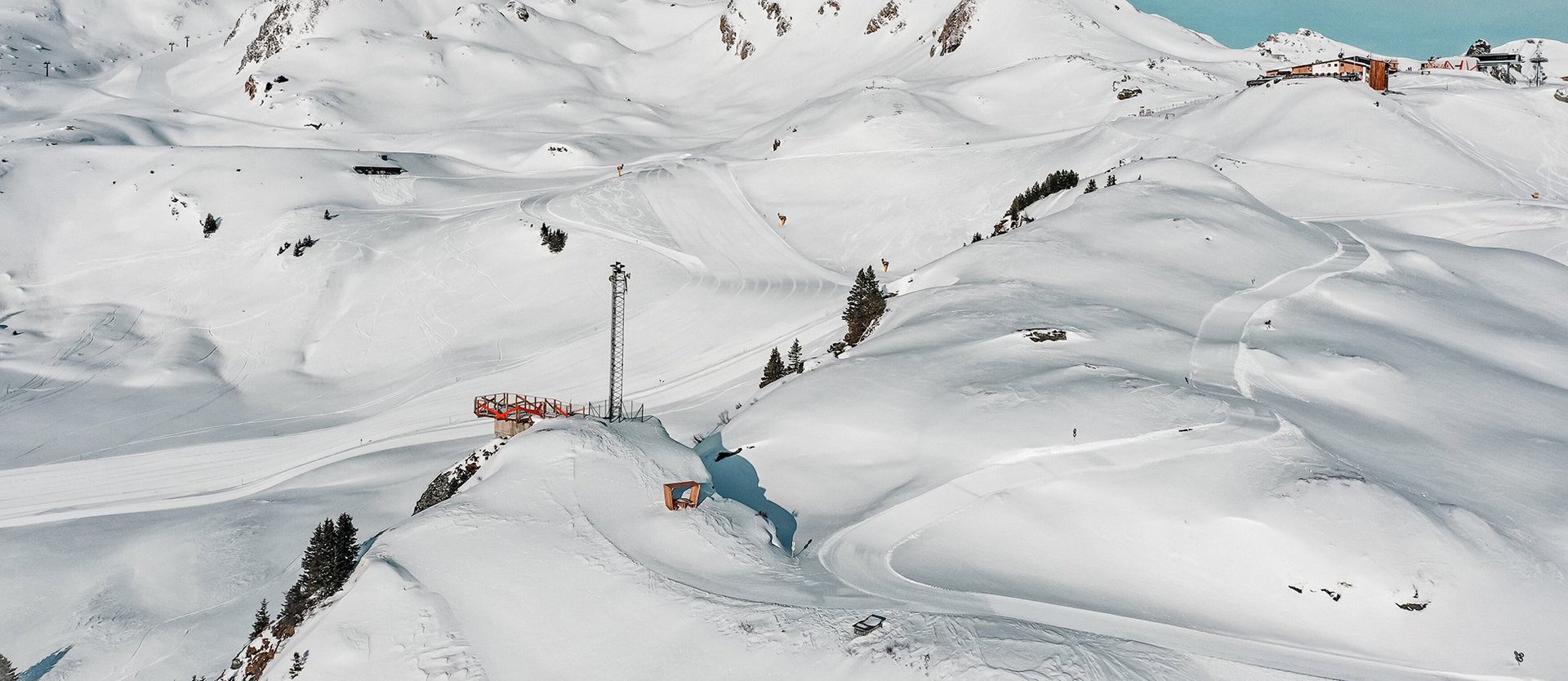 Der Schlossalmblick mit der Piste H4 vor traumhaftem Winter-Bergpanorama