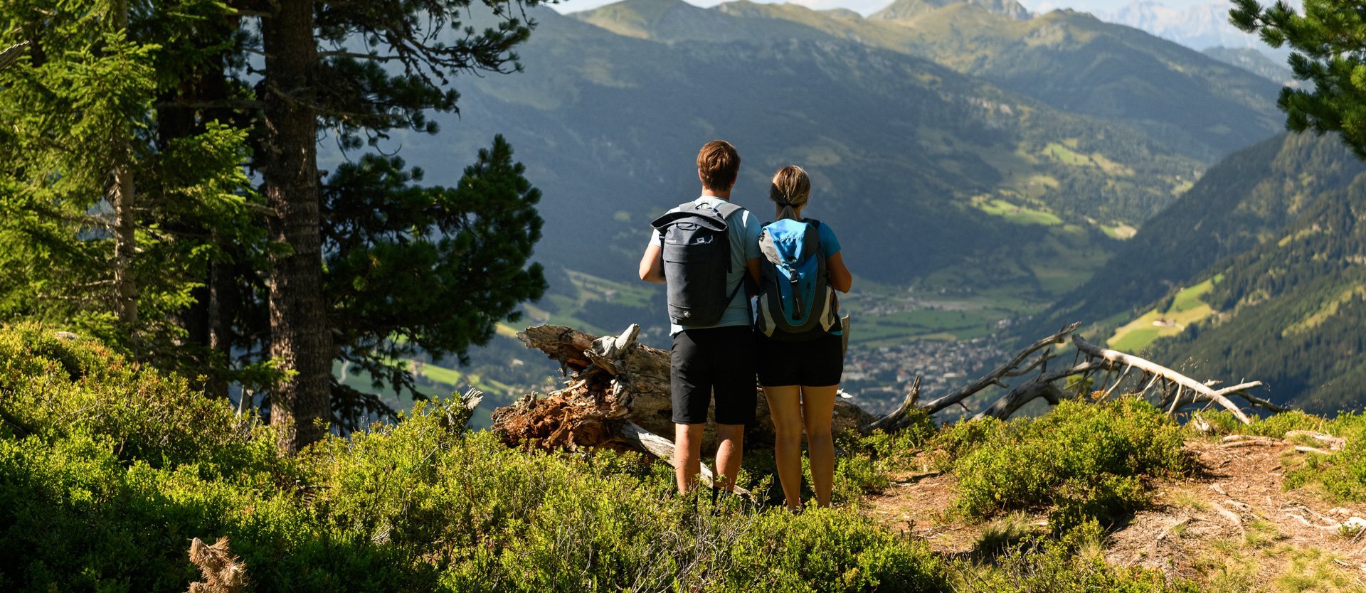 Dieses Bild zeigt ein Paar, dass am Graukogel wandert und in die Ferne sieht
