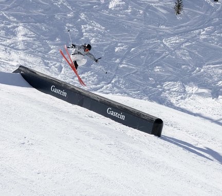 Dieses Bild zeigt einen Skifahrer, der über eine Rampe im Snowpark am Stubnerkogel springt