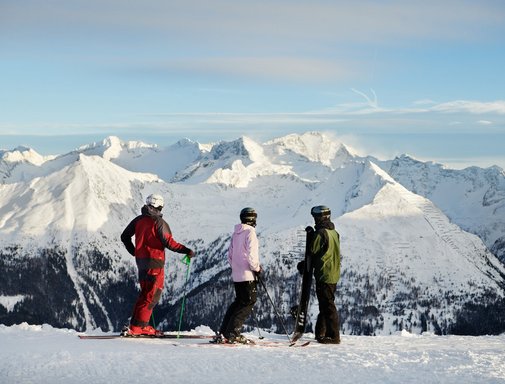 Dieses Bild zeigt eine Gruppe von Skifahrern, die das Panorama in Gastein genießen