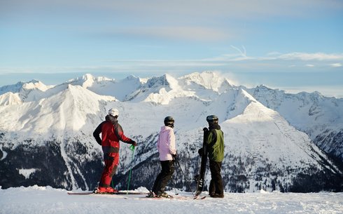 Dieses Bild zeigt eine Gruppe von Skifahrern, die das Panorama in Gastein genießen