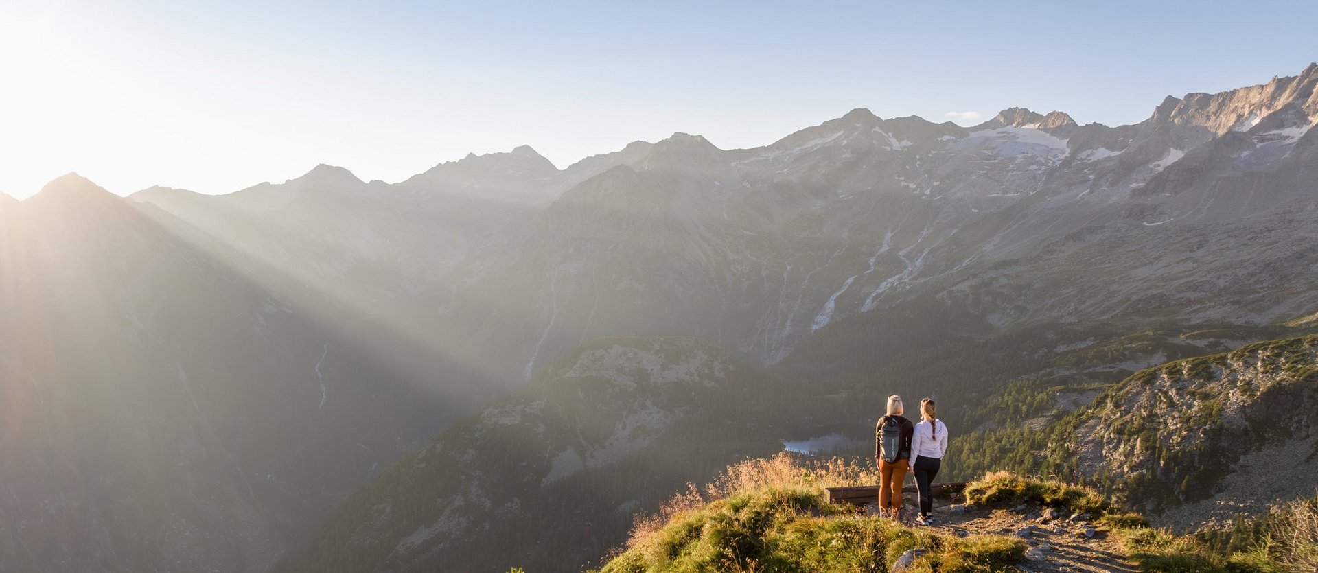 Dieses Bild zeigt zwei Frauen, die das beeindruckende Bergpanorama auf dem Graukogel genießen
