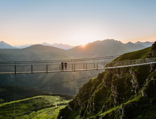 Das Bild zeigt die abendliche Stimmung auf der stubnerkogel Hängebrücke
