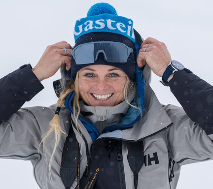 Auf diesem Bild ist Sandra Lahnsteine in Winterkleidung bei Schneefall zu sehen