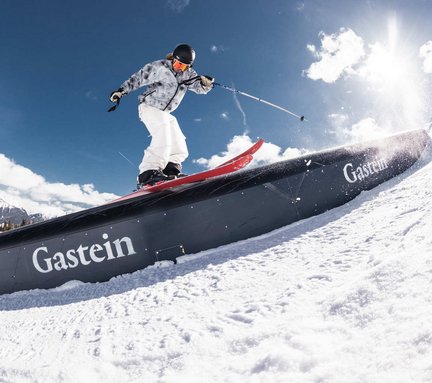 Dieses Bild zeigt einen Skifahrer, der über eine Rampe im Snowpark am Stubnerkogel fährt