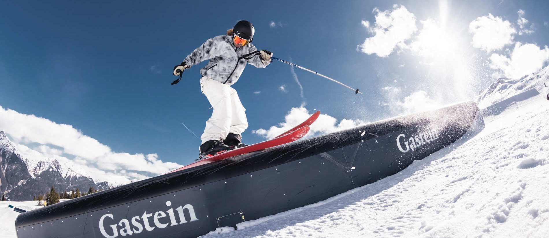 Dieses Bild zeigt einen Skifahrer, der über eine Rampe im Snowpark am Stubnerkogel fährt