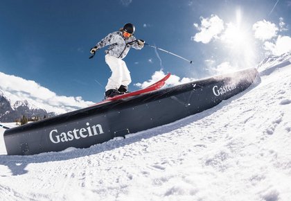 Dieses Bild zeigt einen Skifahrer, der über eine Rampe im Snowpark am Stubnerkogel fährt