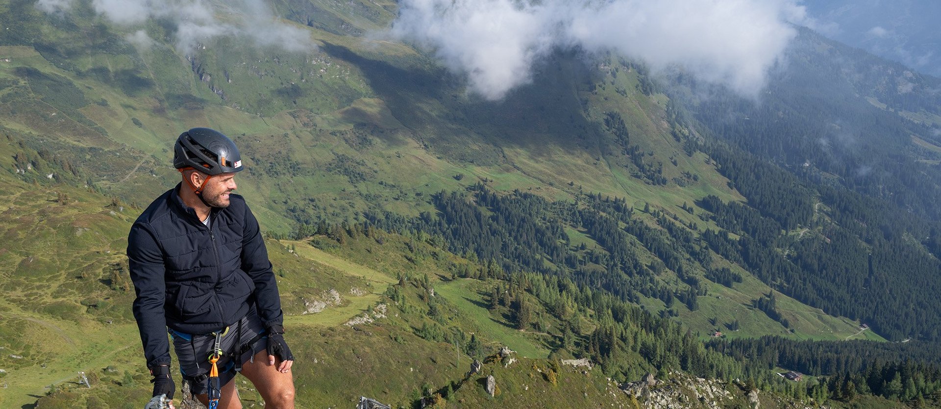 Dieses Bild zeigt eine Gruppe, die den Klettersteig Hirschinger in Gastein in luftiger Höhe besteigt