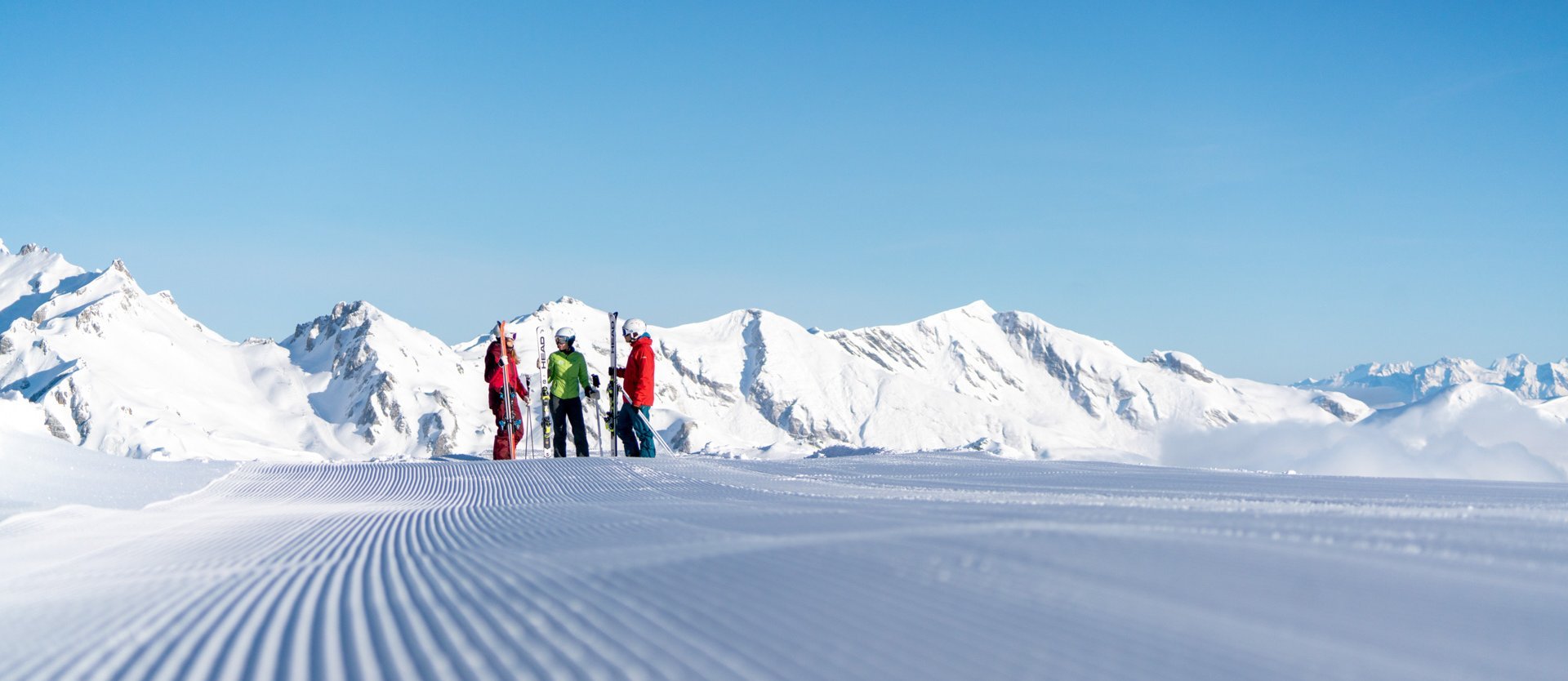 Dieses Bild zeigt drei Skifahrer, die auf einer präparierten Piste in Gastein stehen