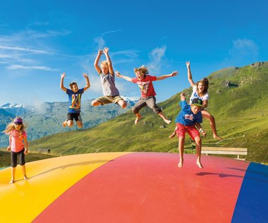 Dieses Bild zeigt Kinder, die auf einem Ballon-Trampolin auf der Schlossalm hüpfen
