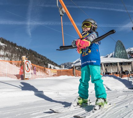 Dieses Bild zeigt ein Kind, dass mit einem Schlepplift im Angertal fährt