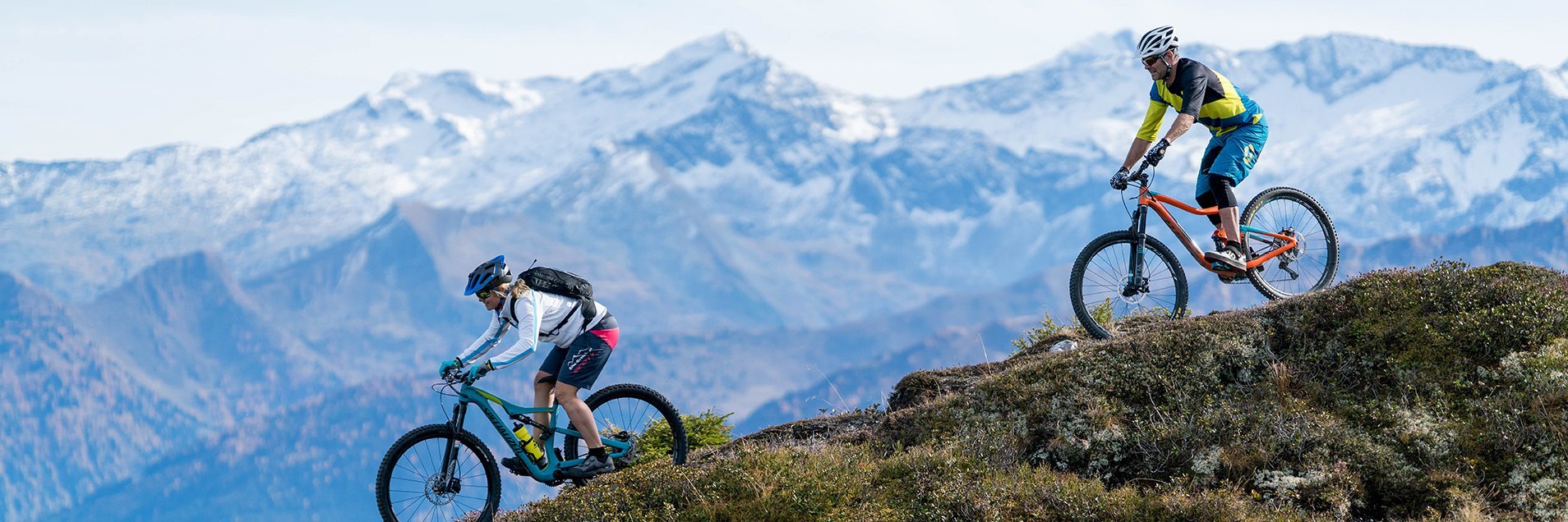 Dieses Bild zeigt zwei Mountainbiker, die einen Berg in Gastein hinunterfahren 