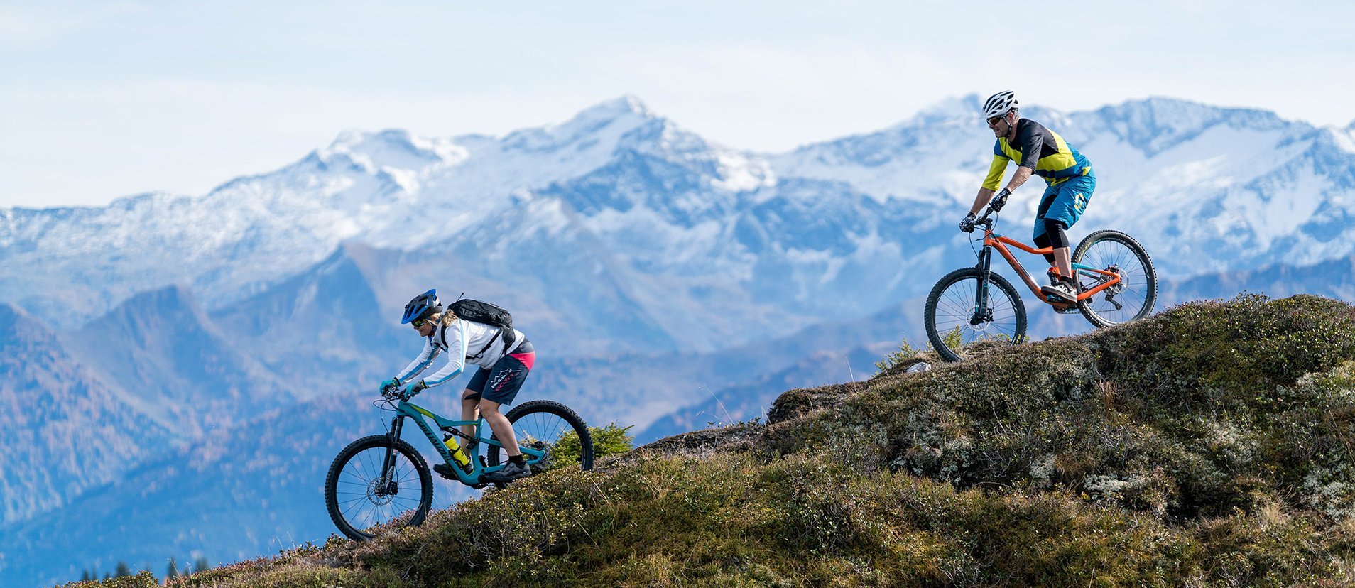 Dieses Bild zeigt zwei Mountainbiker, die einen Berg in Gastein hinunterfahren 