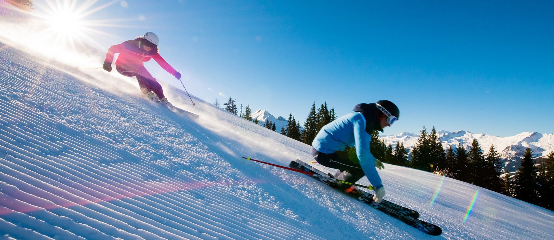 2 Skifahrer beim Early Morning Skiing auf der Piste in Dorfgastein