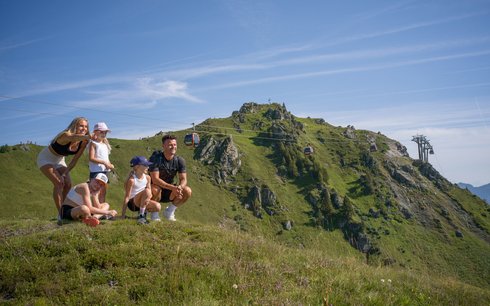 Dieses Bild zeigt eine Familie, die auf der Schlossalm wandert und die Natur genießt