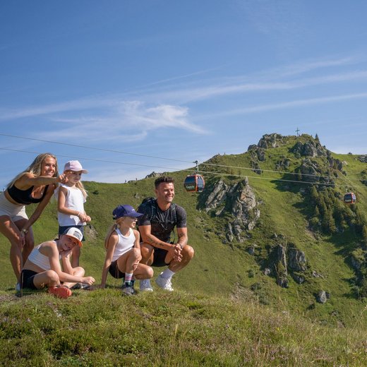 Dieses Bild zeigt eine Familie, die auf der Schlossalm wandert und die Natur genießt