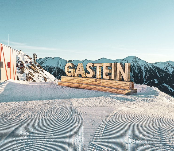 Dieses Bild zeigt das Gastein Schild bei der Bergstation Schlossalm im Winter