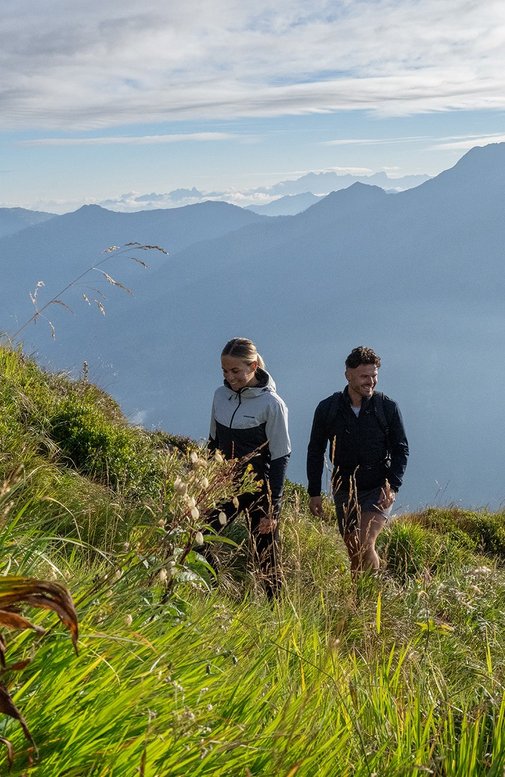 Dieses Bild zeigt ein Paar beim Wandern auf den Hirschkar
