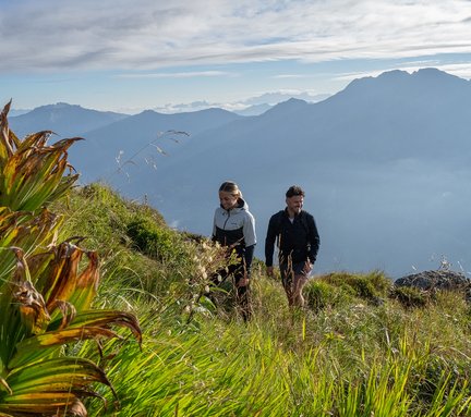 Dieses Bild zeigt ein Paar beim Wandern auf den Hirschkar